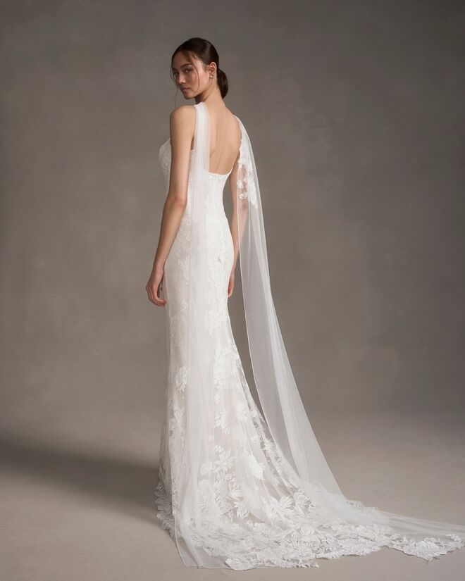 Tendência de noivas 2026: vestido branco com renda e capa longa