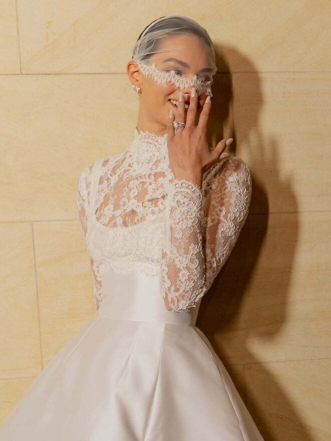 Noiva mostra vestido e anel, antecipando tendências para 2026