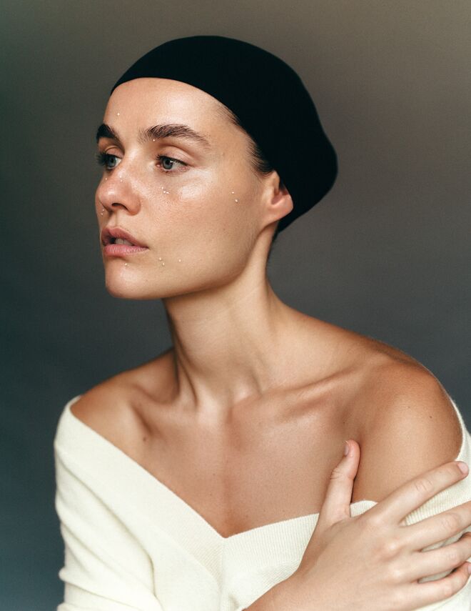 Vestido em veludo e lurex, botas em pele, chapéu, tudo Louis Vuitton.