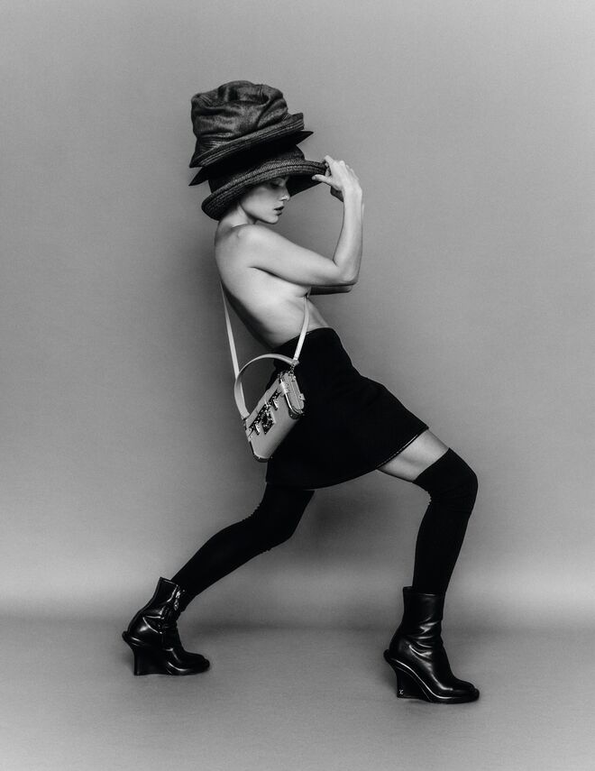 Vestido em veludo e lurex, botas em pele, chapéu, tudo Louis Vuitton.