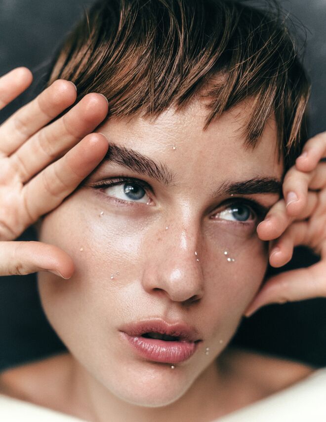 Vestido em veludo e lurex, botas em pele, chapéu, tudo Louis Vuitton.