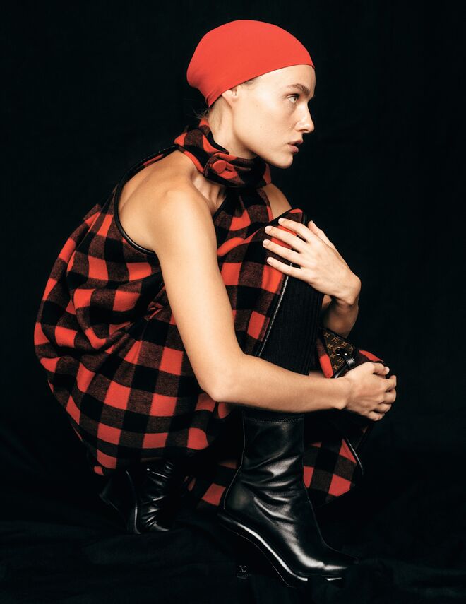 Vestido em veludo e lurex, botas em pele, chapéu, tudo Louis Vuitton.