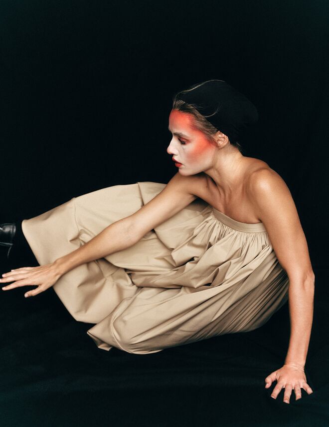 Vestido em veludo e lurex, botas em pele, chapéu, tudo Louis Vuitton.