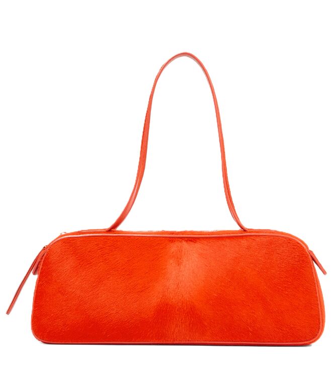 Carteira em pele e pelo, €2560, Khaite em Net-a-porter.com