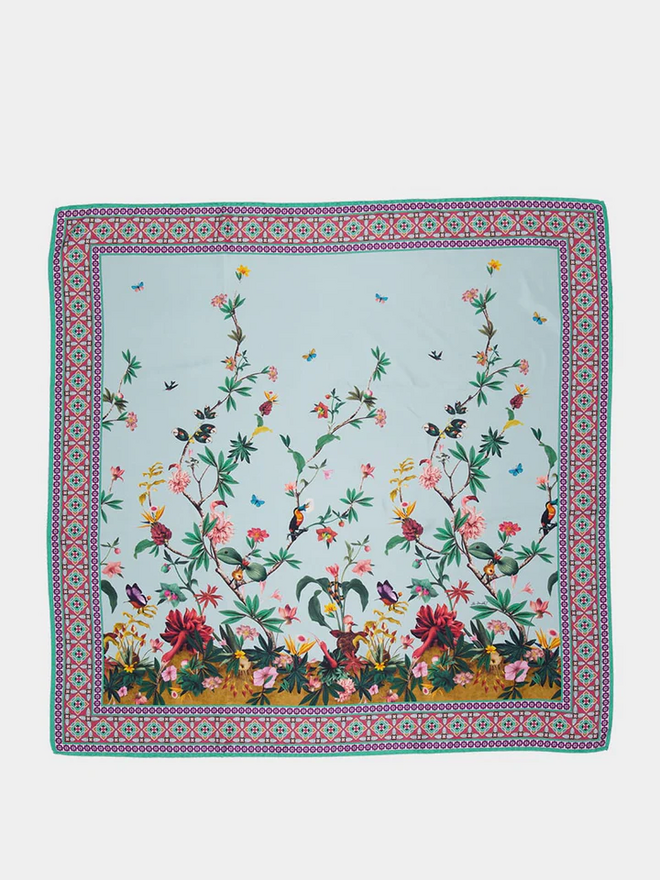 Lenço em seda Blue Zooflore, €290, La Doublej em Fashionclinic.com