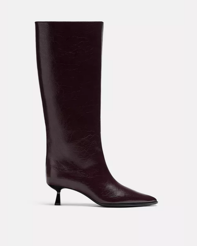 Botas de salto kitten, €25,99 (antes €49,99) na Stradivarius.