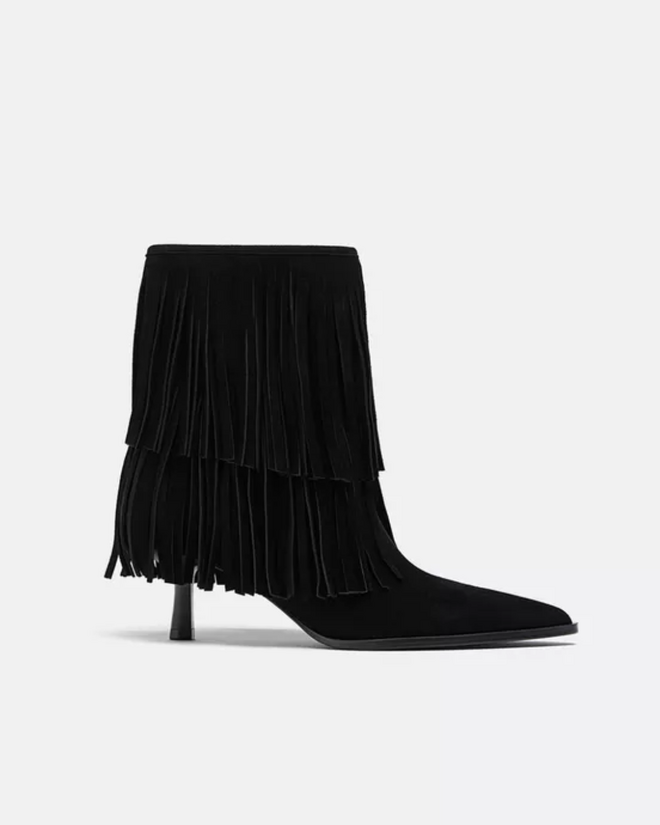 Botins com franjas, €39,99 (antes €69,99), na Stradivarius. 