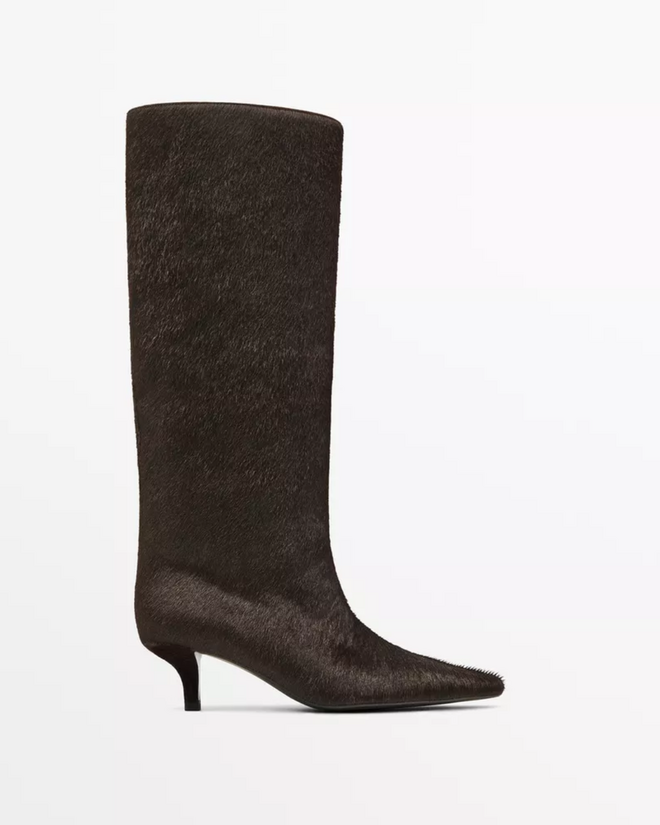 Botas de salto em pele com pelo, €129 (antes €229) na Massimo Dutti.
