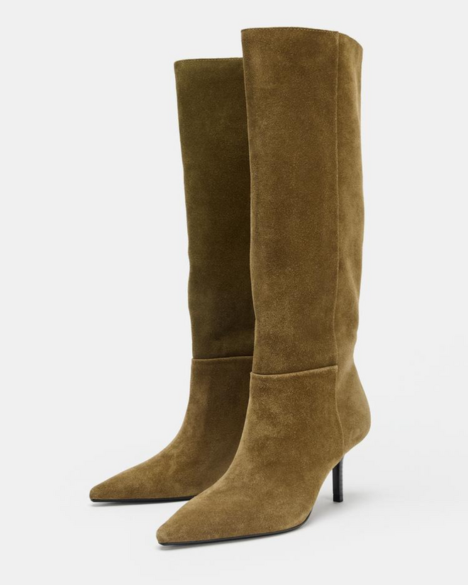 Botas de salto fino em croute, €45,99 (antes 79,95) na Zara.