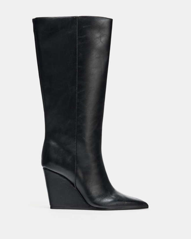Bota com salto em cunha, €29,99 (antes €55,95) na Zara.