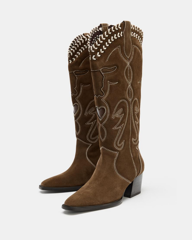 Botas bordados em pele, €49,99 (antes €89,95) na Zara.