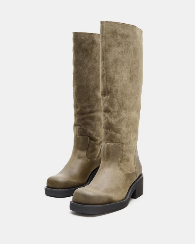 Botas em pele combinada, €59,99 (antes €79,95) na Zara.