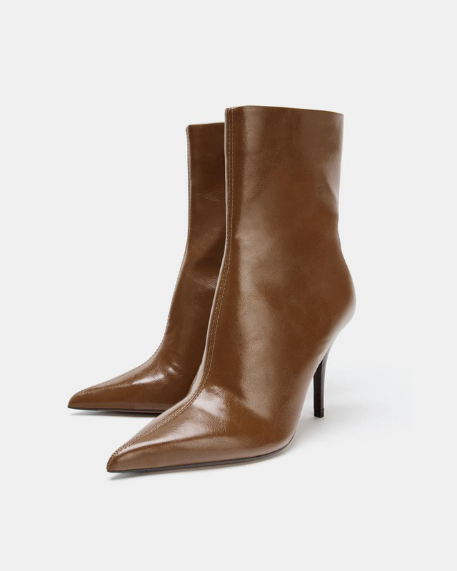 Botim acabamento brilhante, €19,99 (antes €35,95) na Zara. 