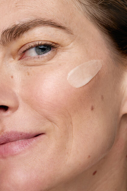 Pele renovada no inverno com retinoides para melhor textura, firmeza e luminosidade