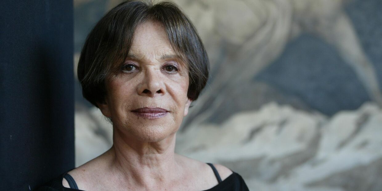 Graça Lobo, atriz contestatária, aplaudida e criticada, mostra faceta insinuante e sedutora