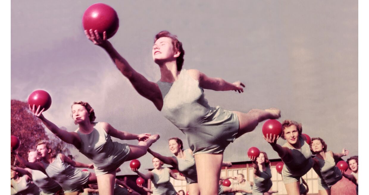 Mulheres praticam exercício com bola para aumentar massa muscular e desempenho cognitivo