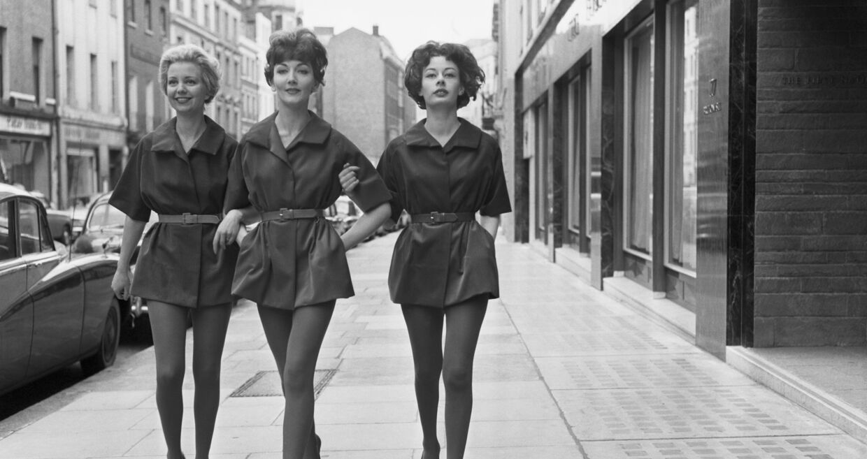 Mulheres a caminhar na cidade, conceito de meditação ativa