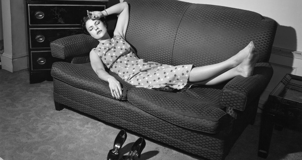 Isabel Stilwell critica janeiro, enquanto descansa num sofá.
