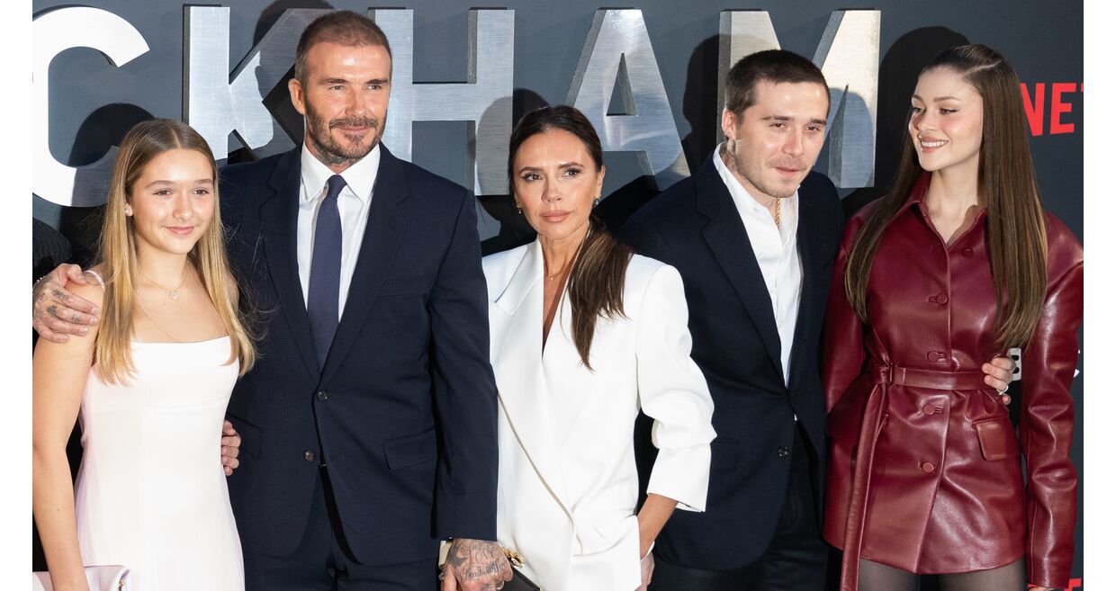 David e Victoria Beckham posam com os filhos e nora no evento da Netflix