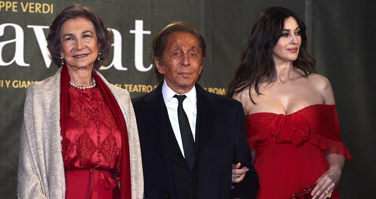 Rainha Sofia, Valentino e Monica Bellucci num evento