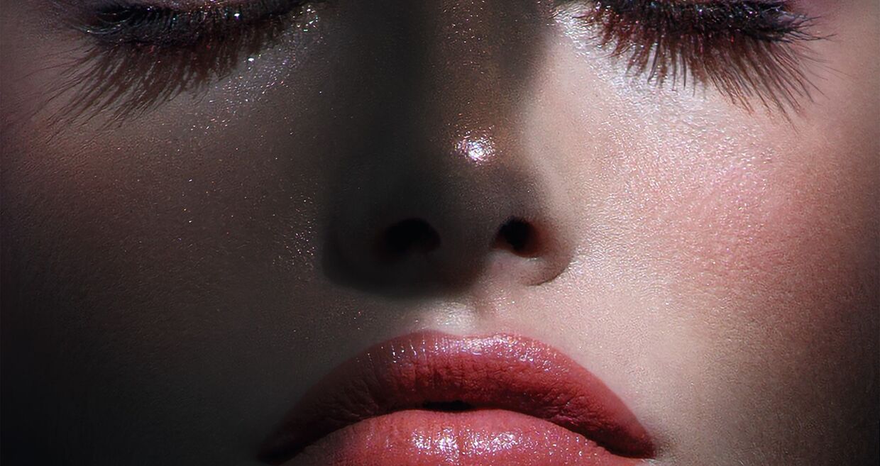 Modelo com maquilhagem rosa brilhante destaca o prémio de beleza