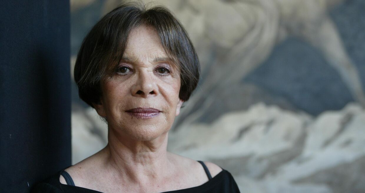 Graça Lobo, atriz contestatária, aplaudida e criticada, mostra faceta insinuante e sedutora