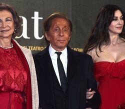 Rainha Sofia, Valentino e Monica Bellucci num evento
