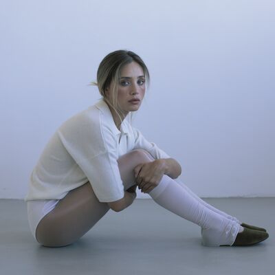 Camisola em caxemira, Not Shy na Loja das Meias. Hot pants, collants e perneiras, produção. sabrinas em veludo, Longchamp.