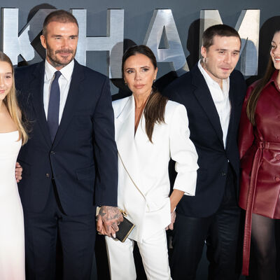 David e Victoria Beckham posam com os filhos e nora no evento da Netflix