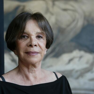 Graça Lobo, atriz contestatária, aplaudida e criticada, mostra faceta insinuante e sedutora