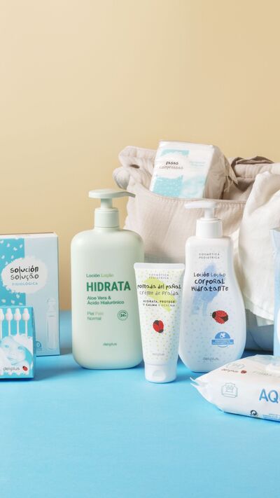 Mala da maternidade com produtos de higiene para o bebé da marca Deliplus