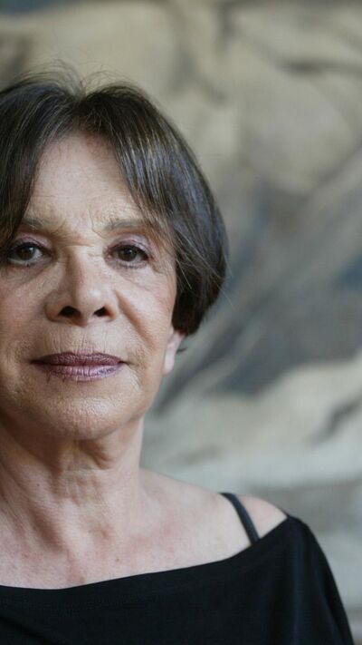 Graça Lobo, atriz contestatária, aplaudida e criticada, mostra faceta insinuante e sedutora