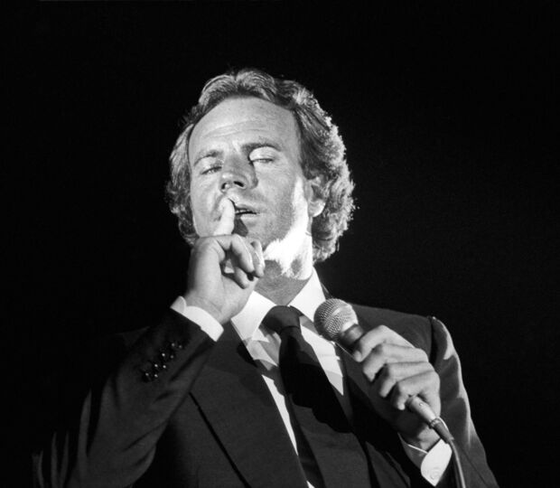 Julio Iglesias confronta alegações num possível caso 'Epstein' da música espanhola