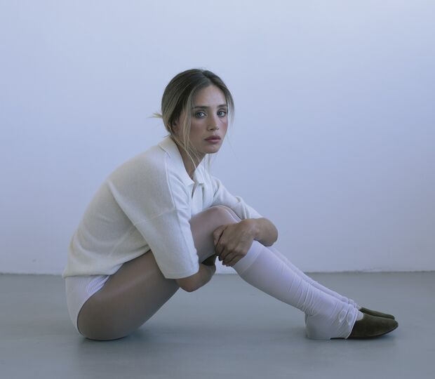 Camisola em caxemira, Not Shy na Loja das Meias. Hot pants, collants e perneiras, produção. sabrinas em veludo, Longchamp.