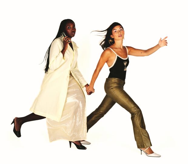 Raquel: Gabardina em nylon, Coming Soon. Saia em base de organza de seda com lantejoulas em PVC, Arndes. Sapatos, Mango. Anéis, arquivo. Colar, Coming Soon. | Concha: Fato de banho em lycra, Coming Soon. Calças em pele, Archives Explorer. Sapatos, Paulo Brandão na Coming Soon. Brincos, Beatriz Jardinha.