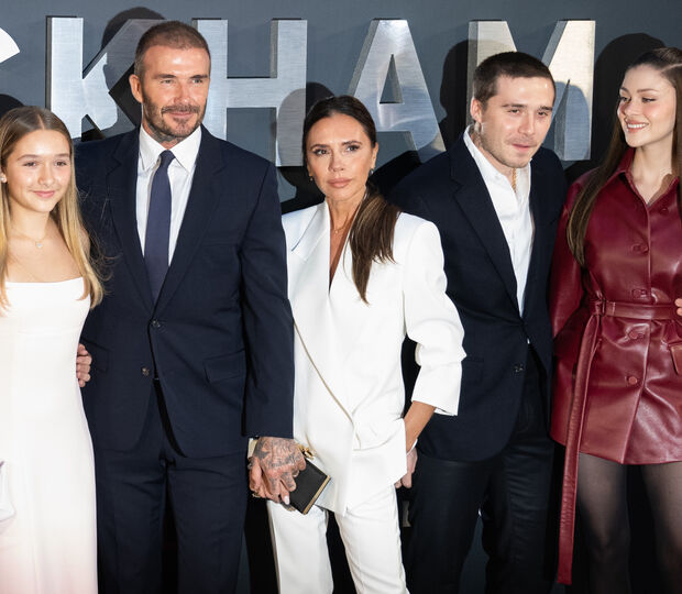 David e Victoria Beckham posam com os filhos e nora no evento da Netflix
