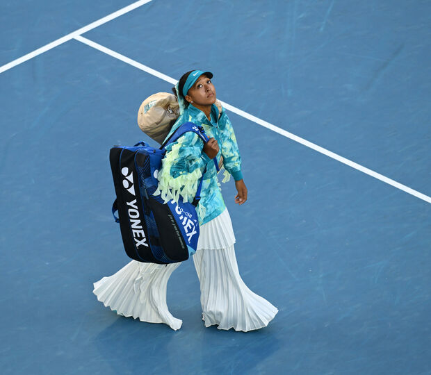 Naomi Osaka redefine estilo no ténis com looks arrojados e inesperados