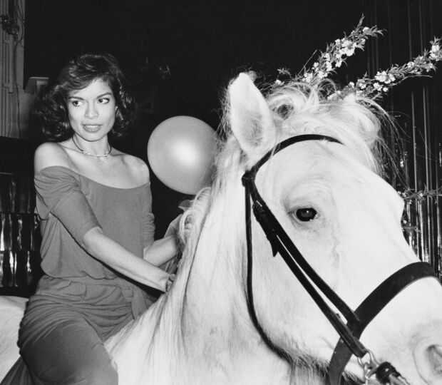 Mulher a cavalo com balão e flores no contexto do Ano do Cavalo.
