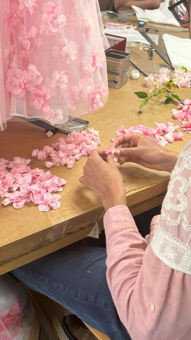 Espetáculo 'Lacrima' no CCB retrata a criação de um vestido de alta-costura.
