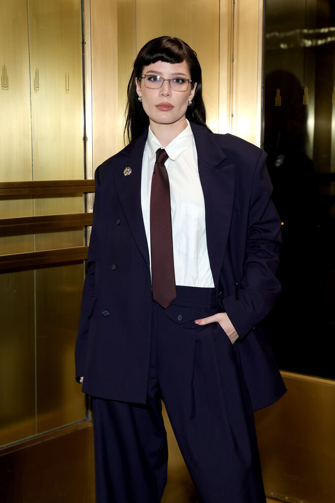 Halsey recorre frequentemente a perucas para mudar de visual sem danificar o cabelo natural, especialmente após tratamentos médicos e períodos de maior fragilidade capilar. A artista já explicou que gosta de usar perucas como forma de expressão e proteção, assumindo que a versatilidade estética faz parte da sua identidade artística.