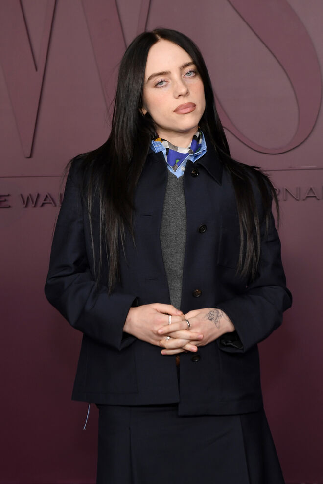 Billie Eilish usou perucas durante a transição do cabelo preto para o verde, para não danificar ainda mais o cabelo e manter o segredo visual. “Usei uma peruca durante algum tempo porque o meu cabelo estava num estado horrível”, contou numa entrevista em 2021.