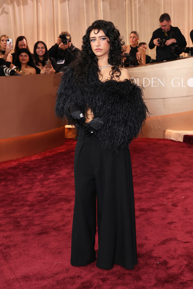 Odessa A'zion em vintage Dolce & Gabbana