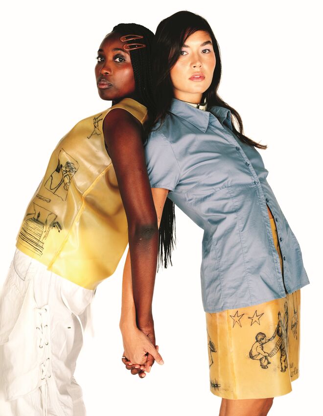 Raquel: Gabardina em nylon, Coming Soon. Saia em base de organza de seda com lantejoulas em PVC, Arndes. Sapatos, Mango. Anéis, arquivo. Colar, Coming Soon. | Concha: Fato de banho em lycra, Coming Soon. Calças em pele, Archives Explorer. Sapatos, Paulo Brandão na Coming Soon. Brincos, Beatriz Jardinha.