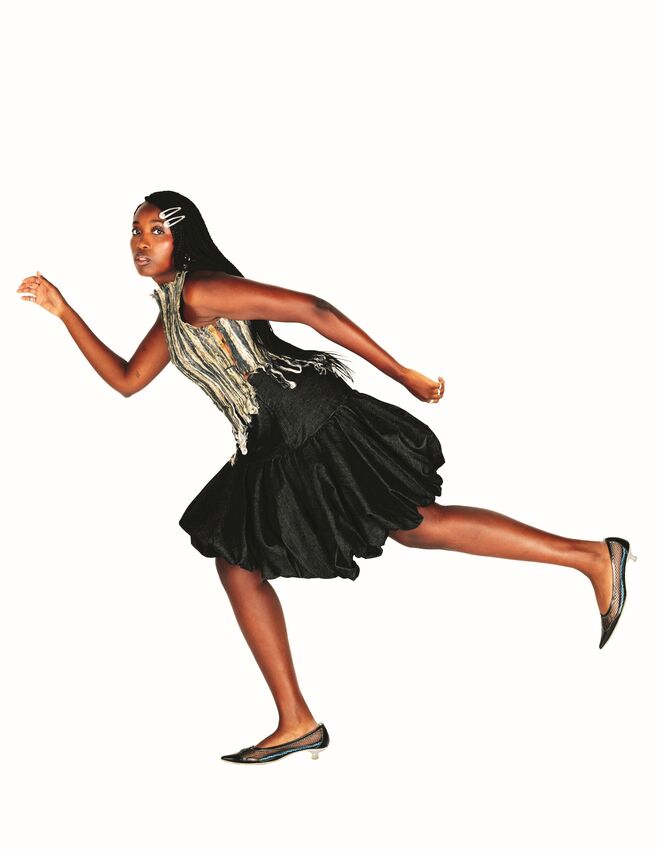 Raquel: Gabardina em nylon, Coming Soon. Saia em base de organza de seda com lantejoulas em PVC, Arndes. Sapatos, Mango. Anéis, arquivo. Colar, Coming Soon. | Concha: Fato de banho em lycra, Coming Soon. Calças em pele, Archives Explorer. Sapatos, Paulo Brandão na Coming Soon. Brincos, Beatriz Jardinha.