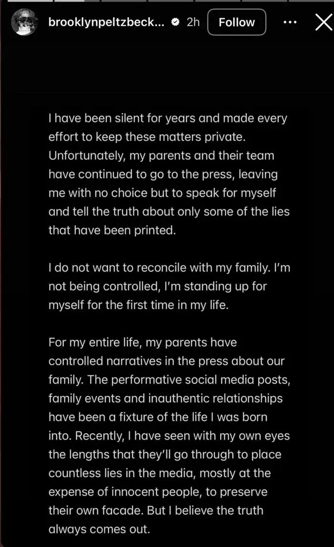 David e Victoria Beckham posam com os filhos e nora no evento da Netflix