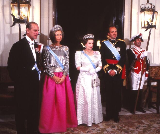 Rainha Sofia, Valentino e Monica Bellucci num evento