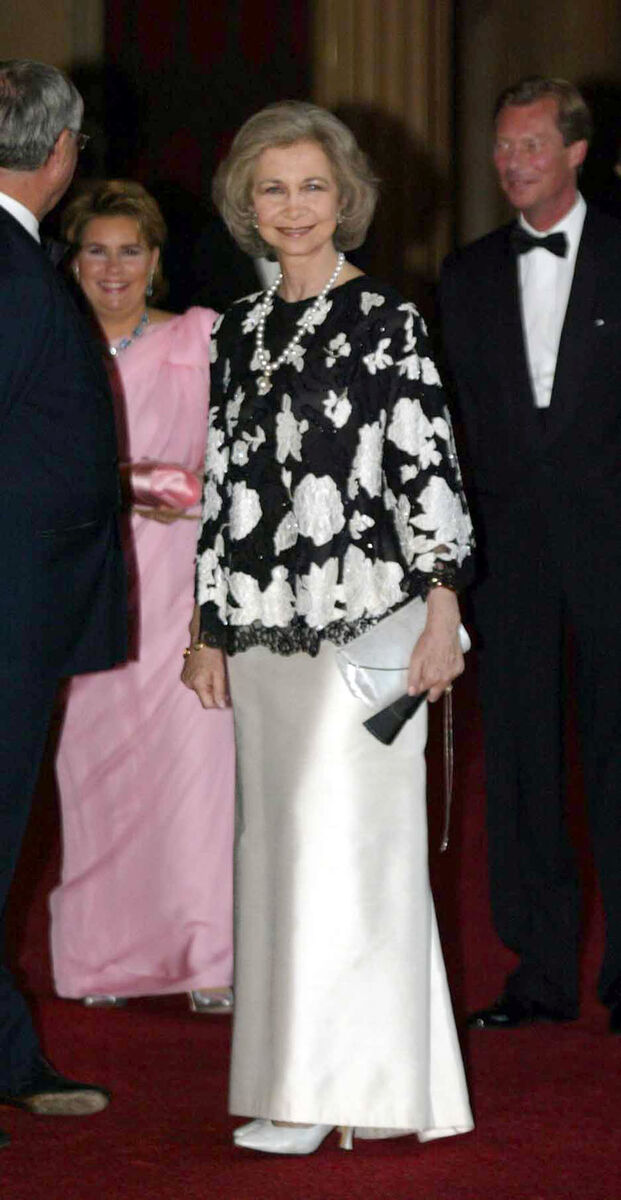 Rainha Sofia, Valentino e Monica Bellucci num evento