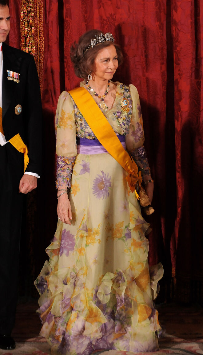 Rainha Sofia, Valentino e Monica Bellucci num evento