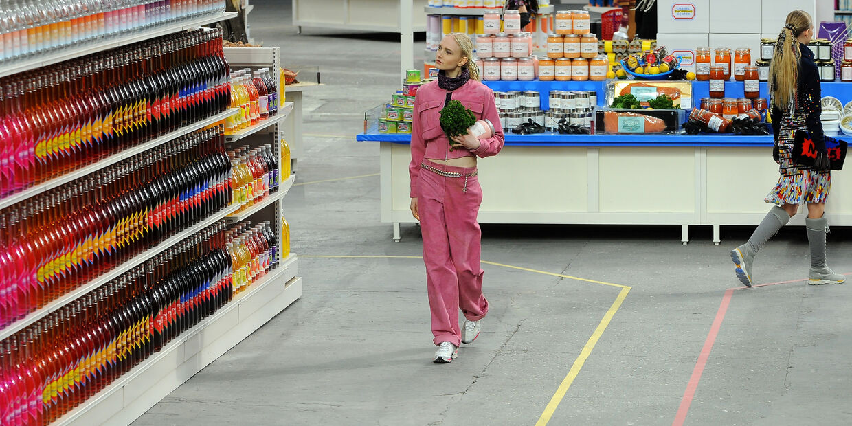 Desfile da Chanel recria ambiente de supermercado com corredores cheios de produtos