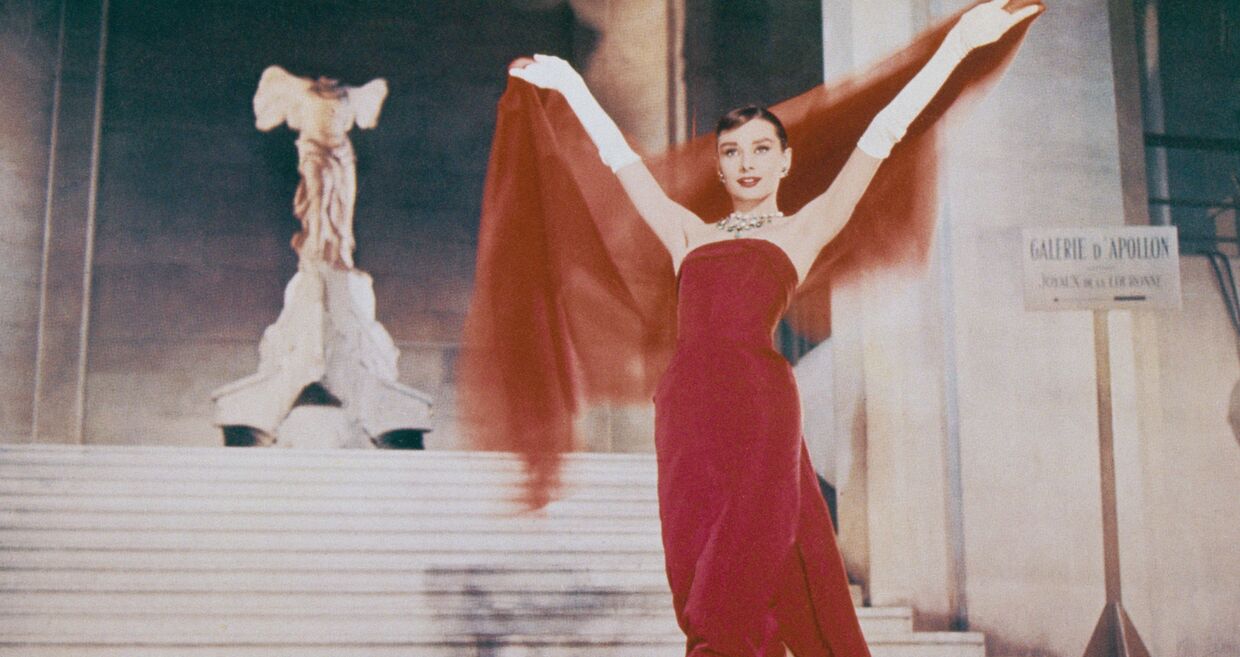 Audrey Hepburn posa na Galerie d'Apollon, celebrando o Ano Novo Chinês